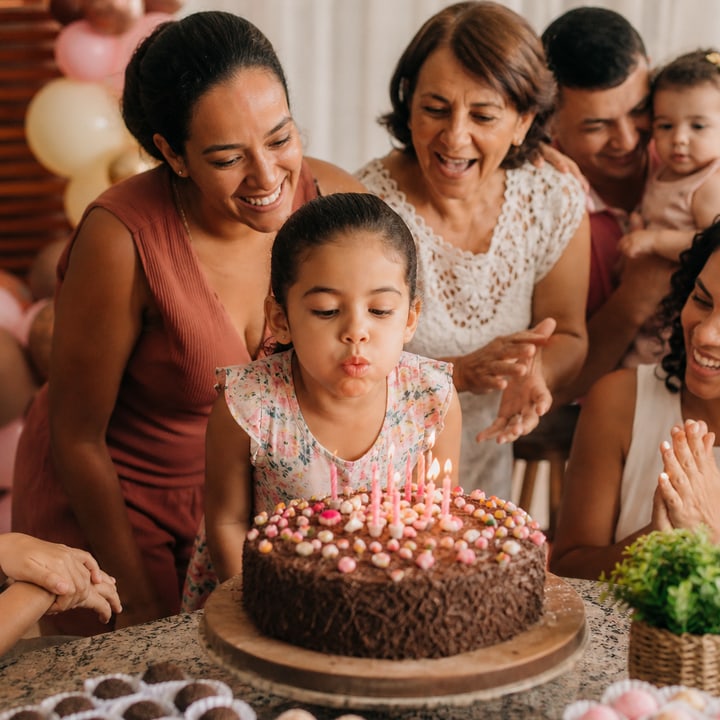 Família celebrando aniversário infantil com bolo